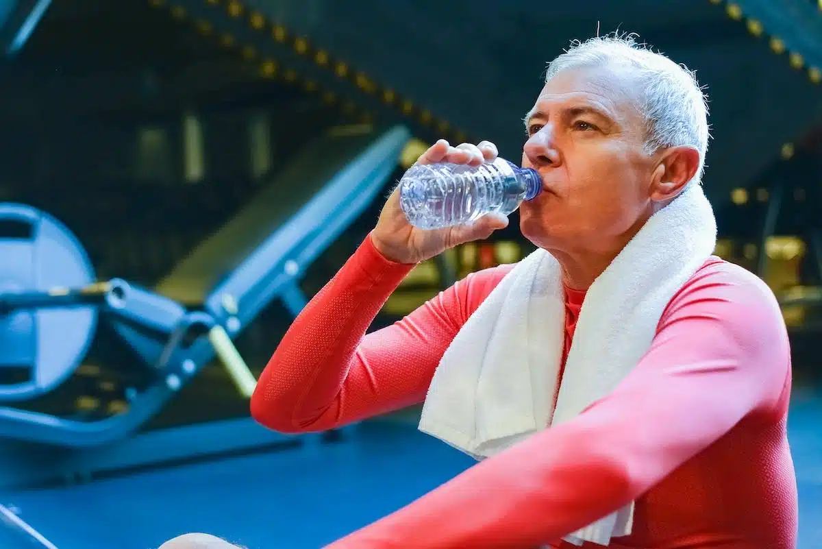 Les bienfaits d’une hydratation régulière pour la santé des seniors