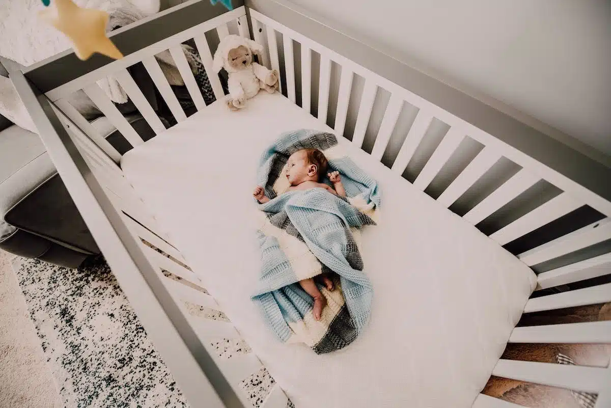 Préparer l’arrivée de bébé : aménagement de la chambre et choix des vêtements indispensables