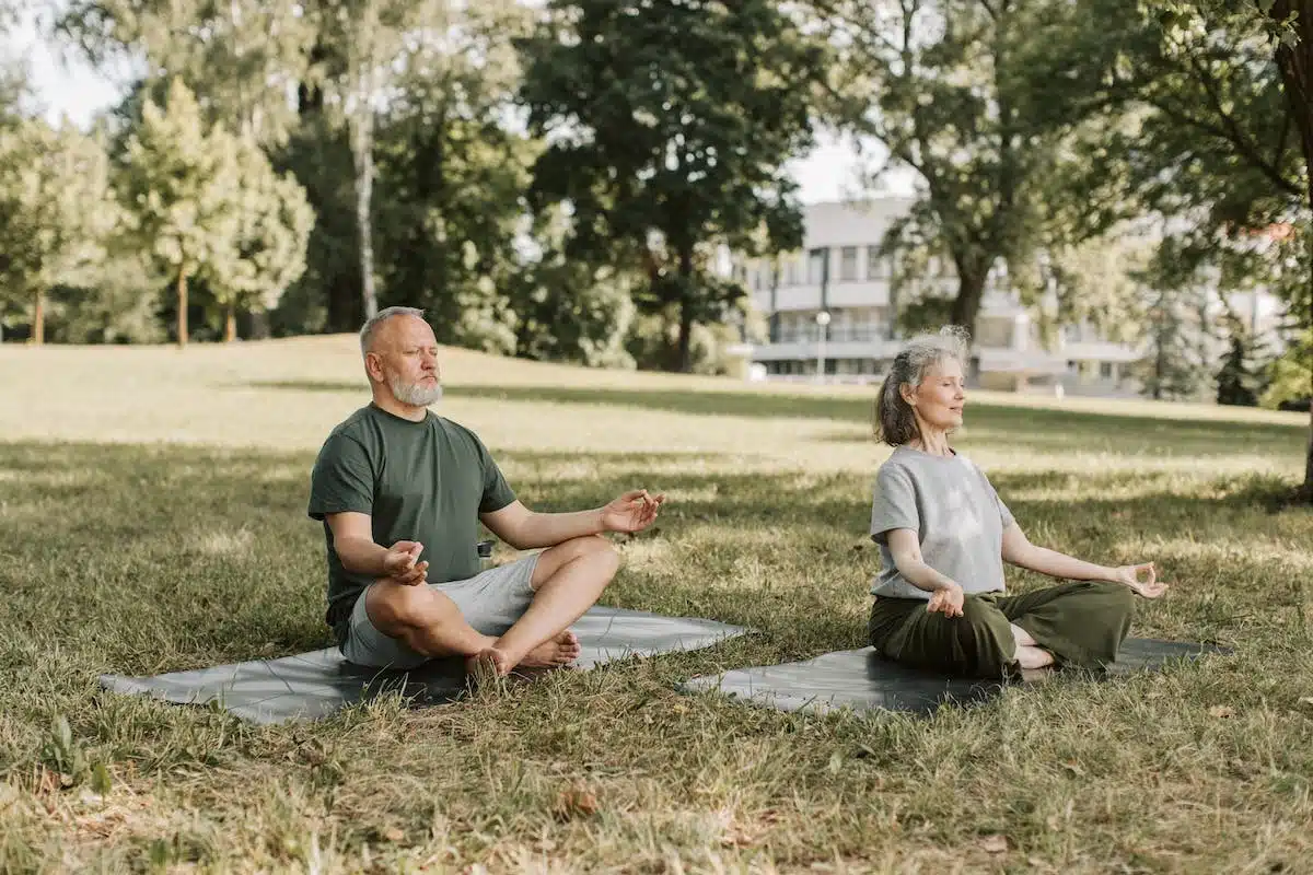 Les avantages de la méditation pour les personnes âgées qui la pratiquent régulièrement