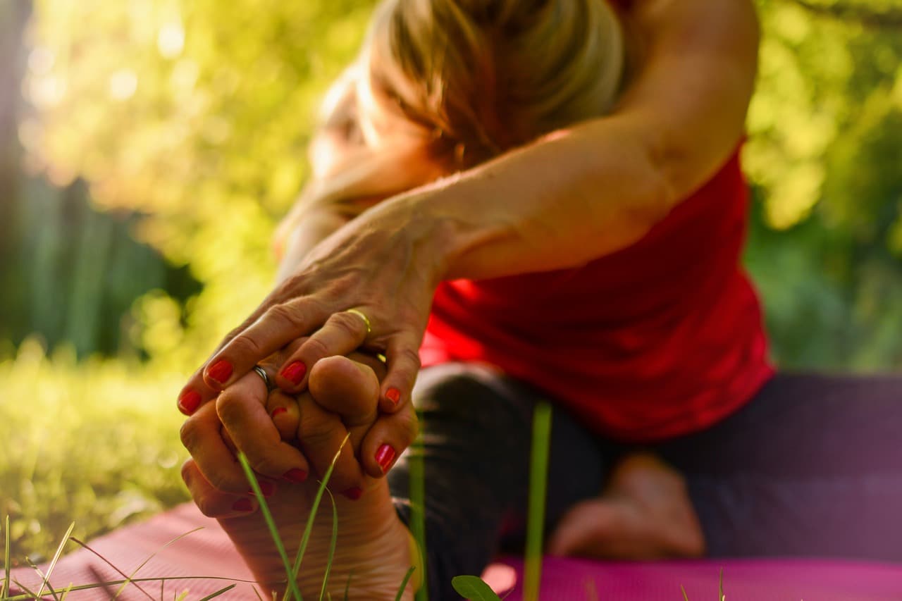 3 postures de yoga pour le confort des séniors
