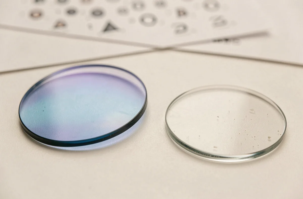 Comparaison entre un verre Zeiss avec coating anti-lumière bleue et un verre standard sur fond blanc