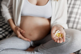 Compléments alimentaires et maternité : que faut-il savoir sur ses besoins nutritionnels ?
