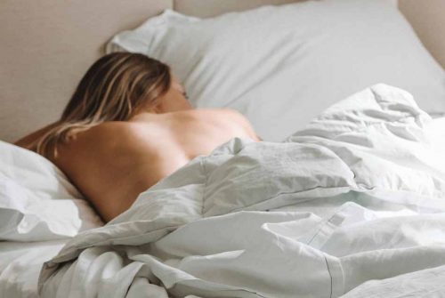 Est-ce dangereux de dormir sur le ventre pendant la grossesse ?