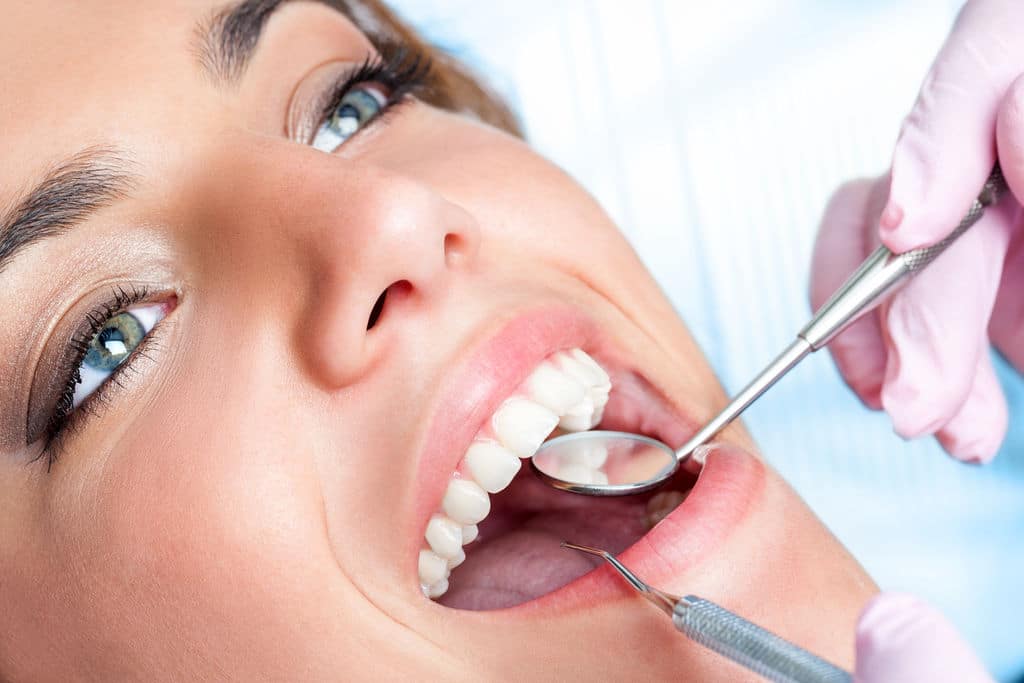 Avantages et risques des implants dentaires