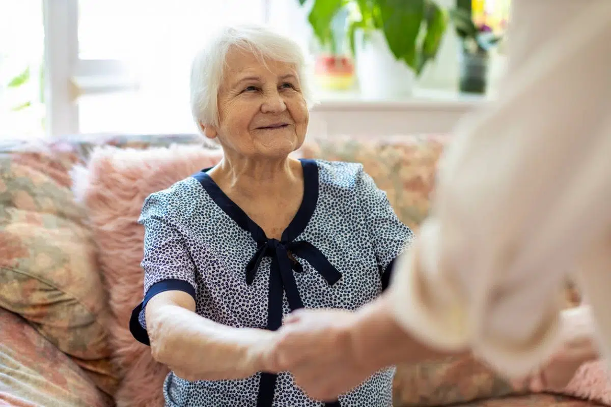 Senior : quand le maintien à domicile est-il adapté ?