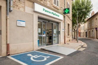 Devanture de pharmacie à Gardanne avec place de stationnement PMR peinte en bleu devant l'entrée accessible
