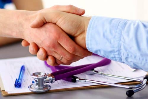 Pourquoi faut-il enseigner aux agents de santé comment parler aux malades ?